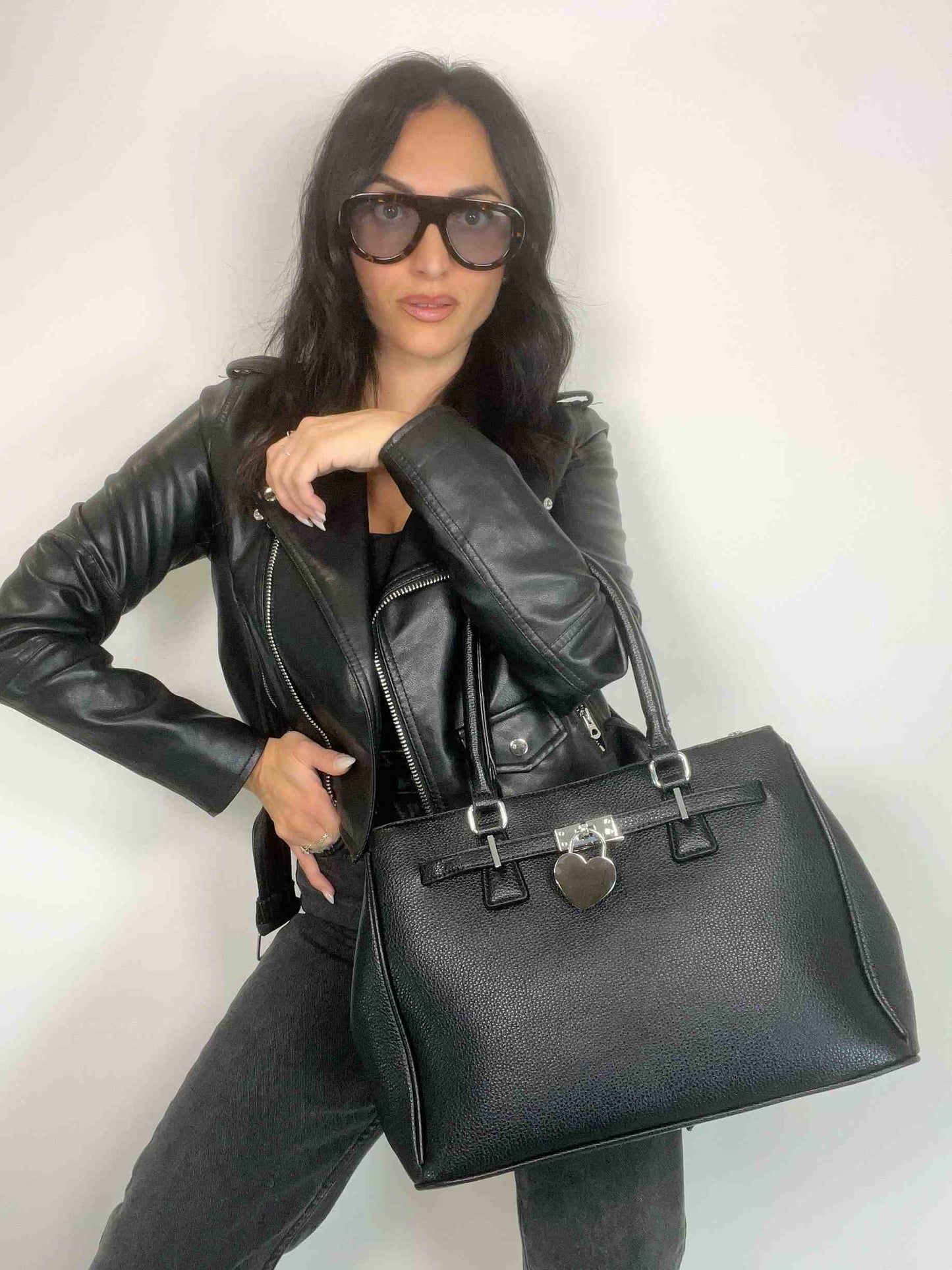 ISABEL STRUCTURED HEART BAG - BLACK
