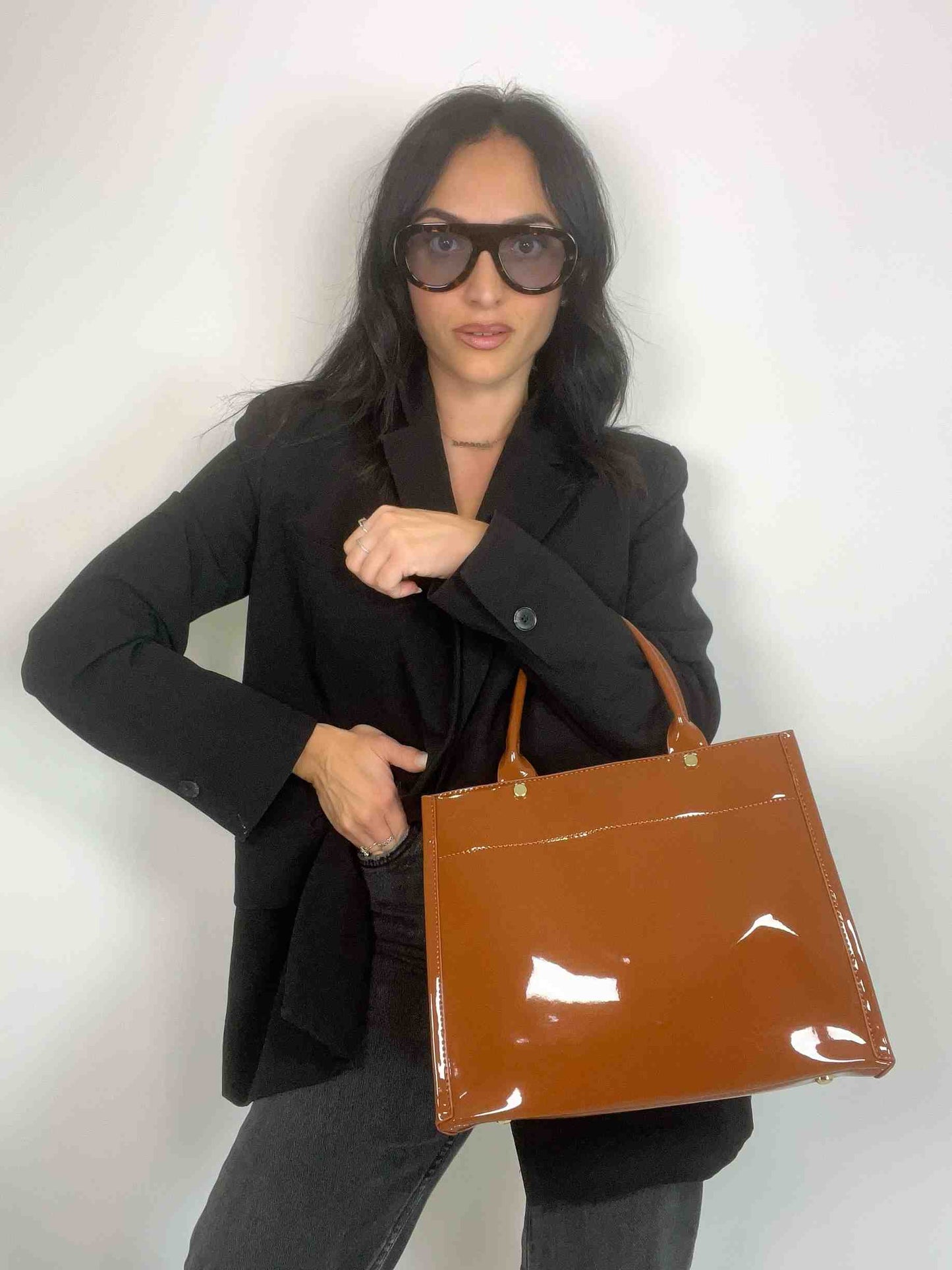 CASSANDRE SHINY TOTE BAG - GLOSSY CARAMEL
