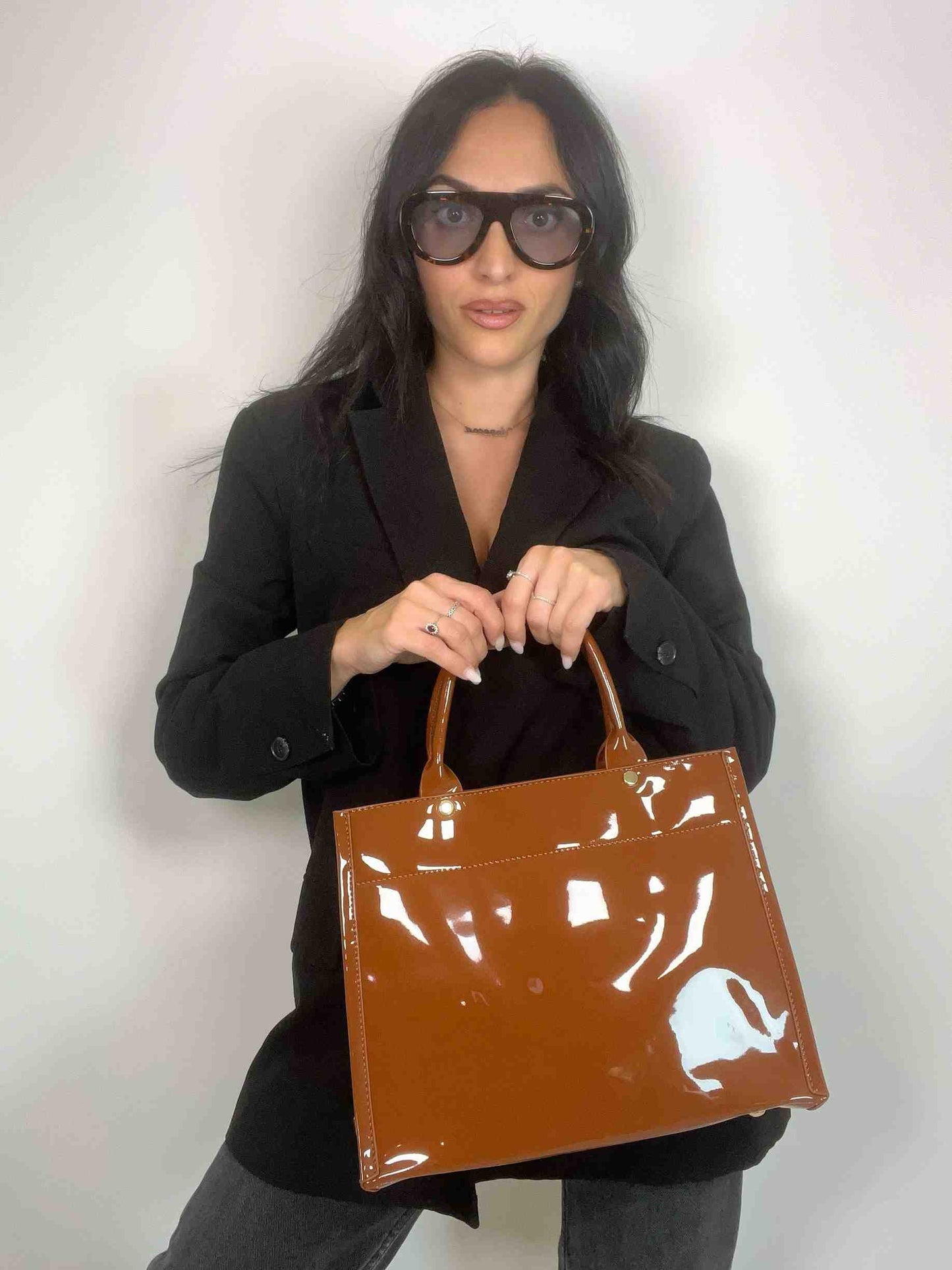 CASSANDRE SHINY TOTE BAG - GLOSSY CARAMEL