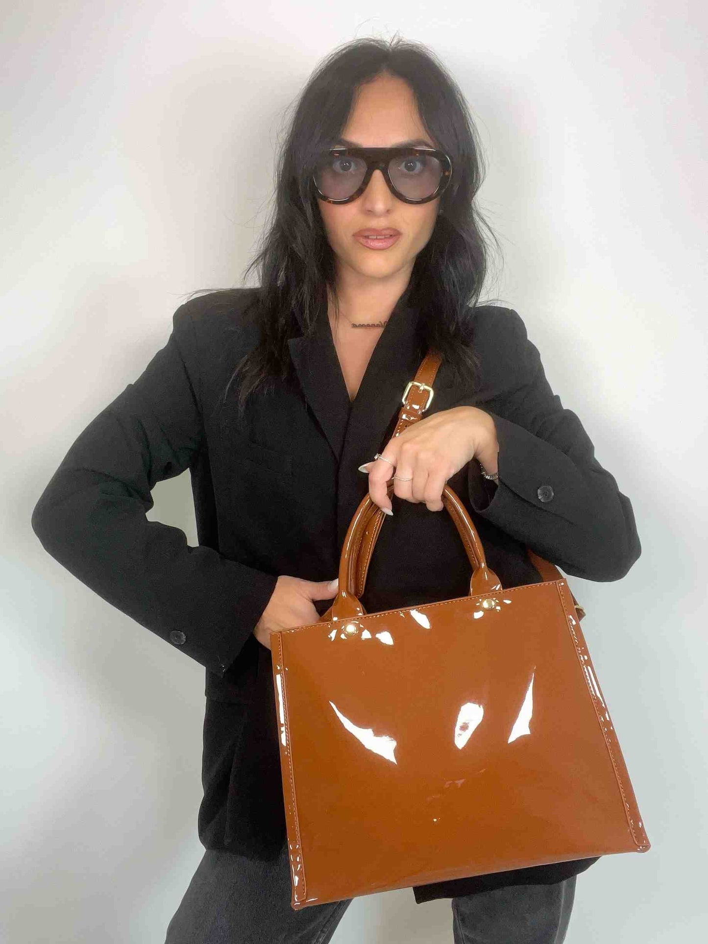 CASSANDRE SHINY TOTE BAG - GLOSSY CARAMEL