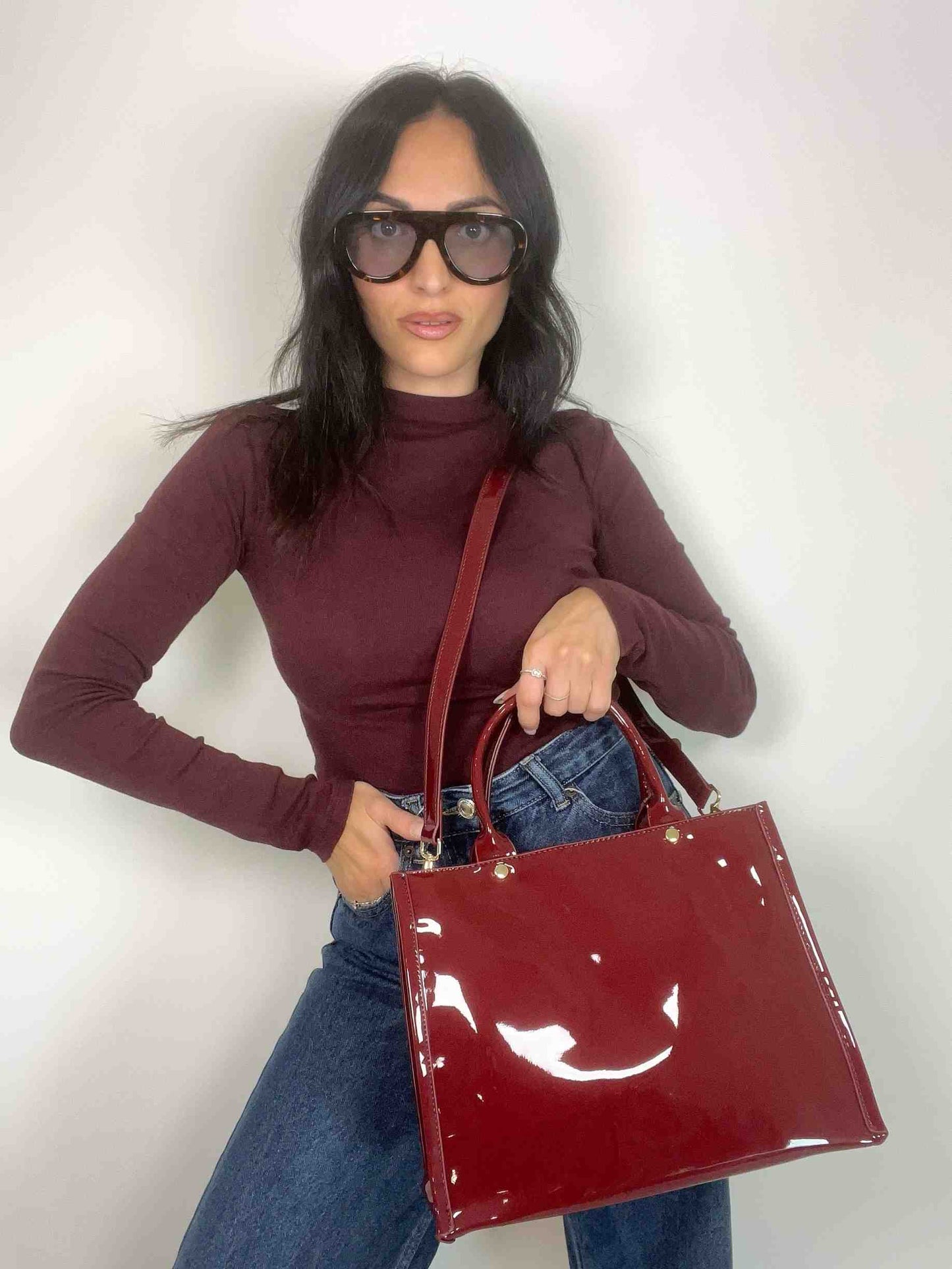 CASSANDRE SHINY TOTE BAG - GLOSSY BURGUNDY
