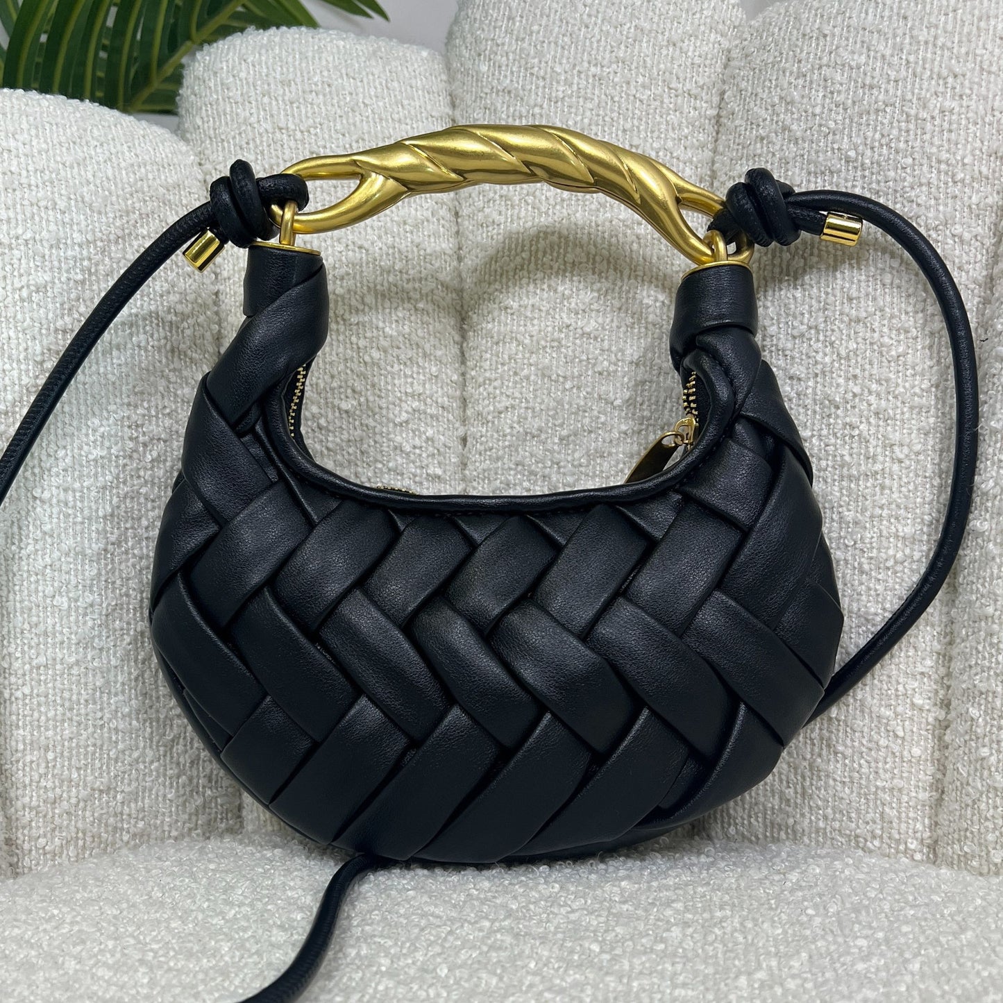 Borsa in pelle nera intrecciata con manico dorato scultoreo by ÈCLAT