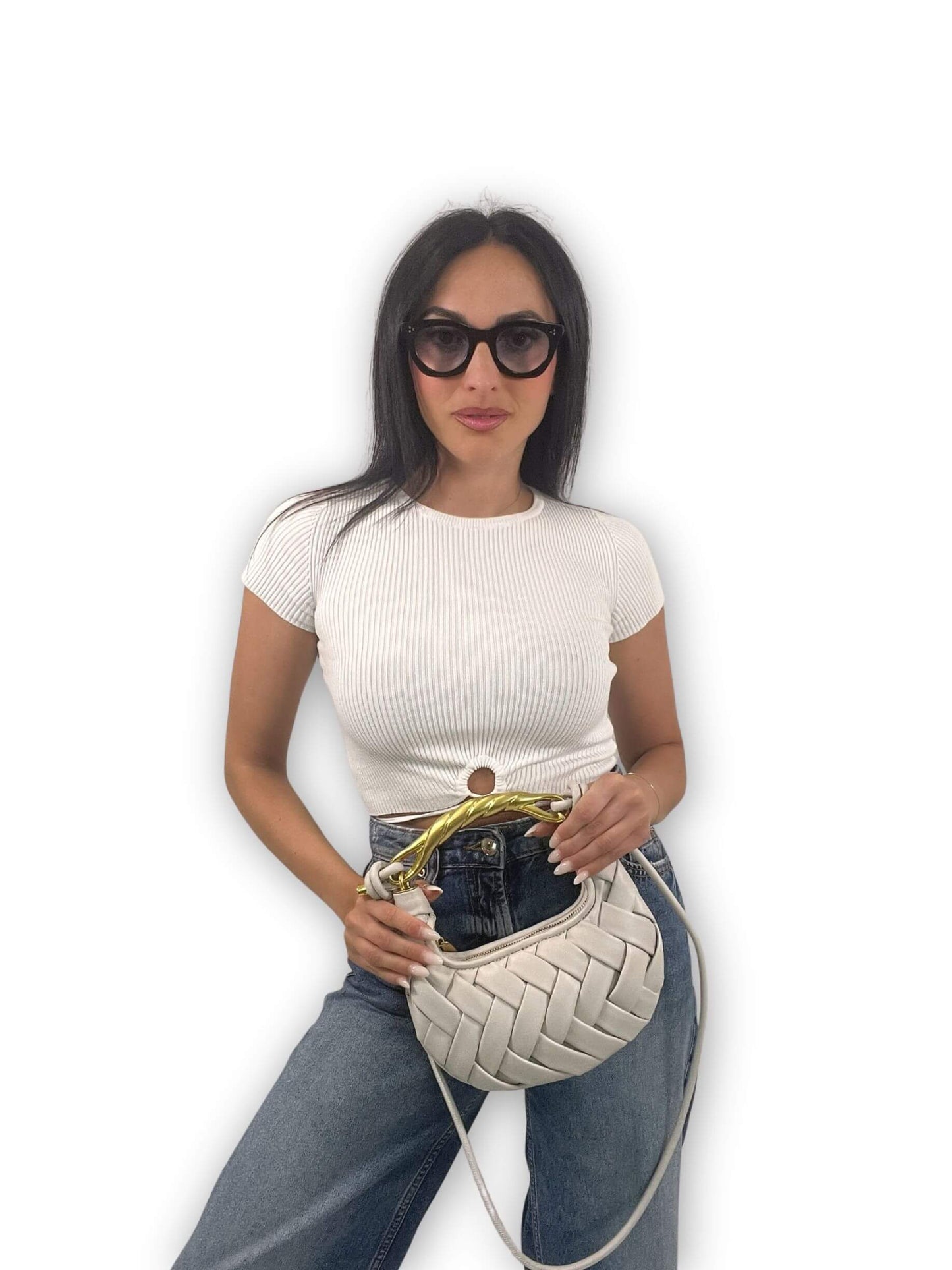 Donna con borsa grigia in pelle intrecciata a mano e manico oro scultoreo