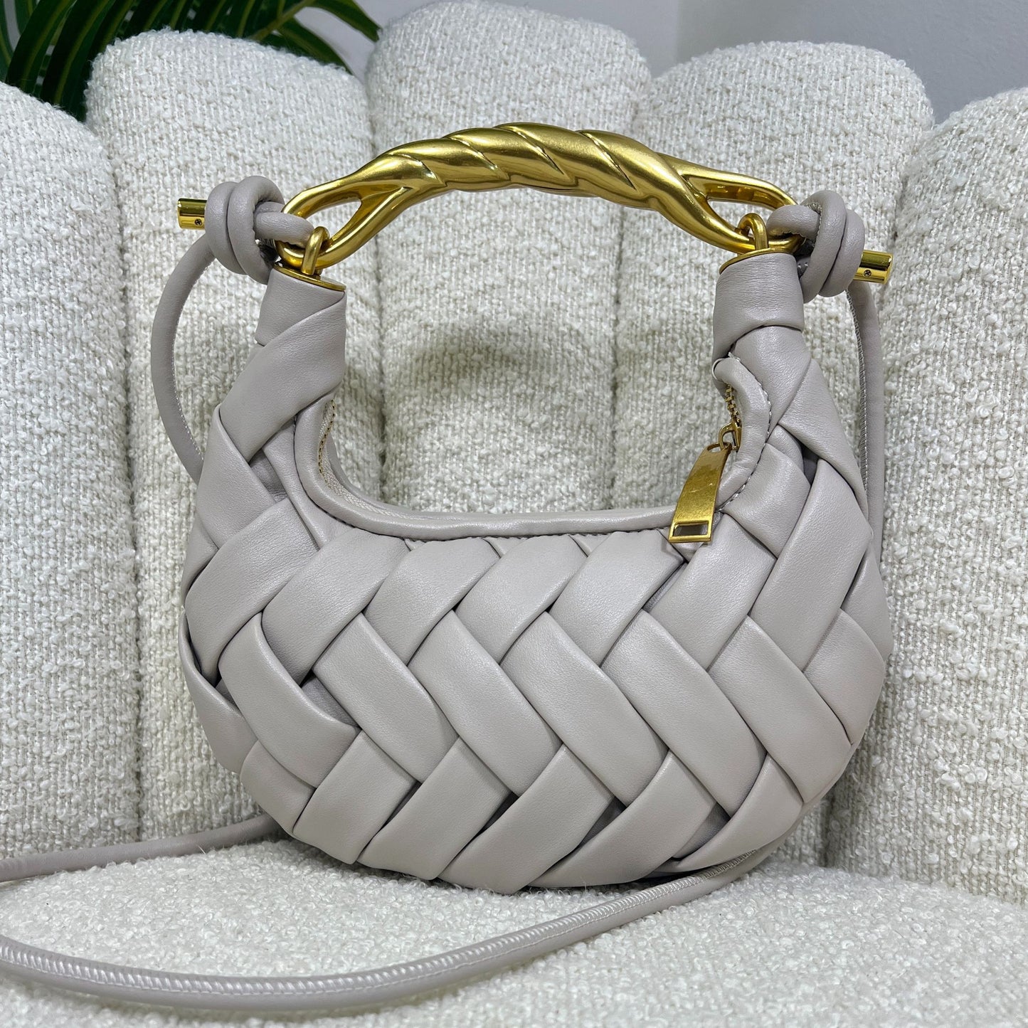 Borsa grigio champagne in pelle con intreccio fatto a mano e manico dorato scultoreo