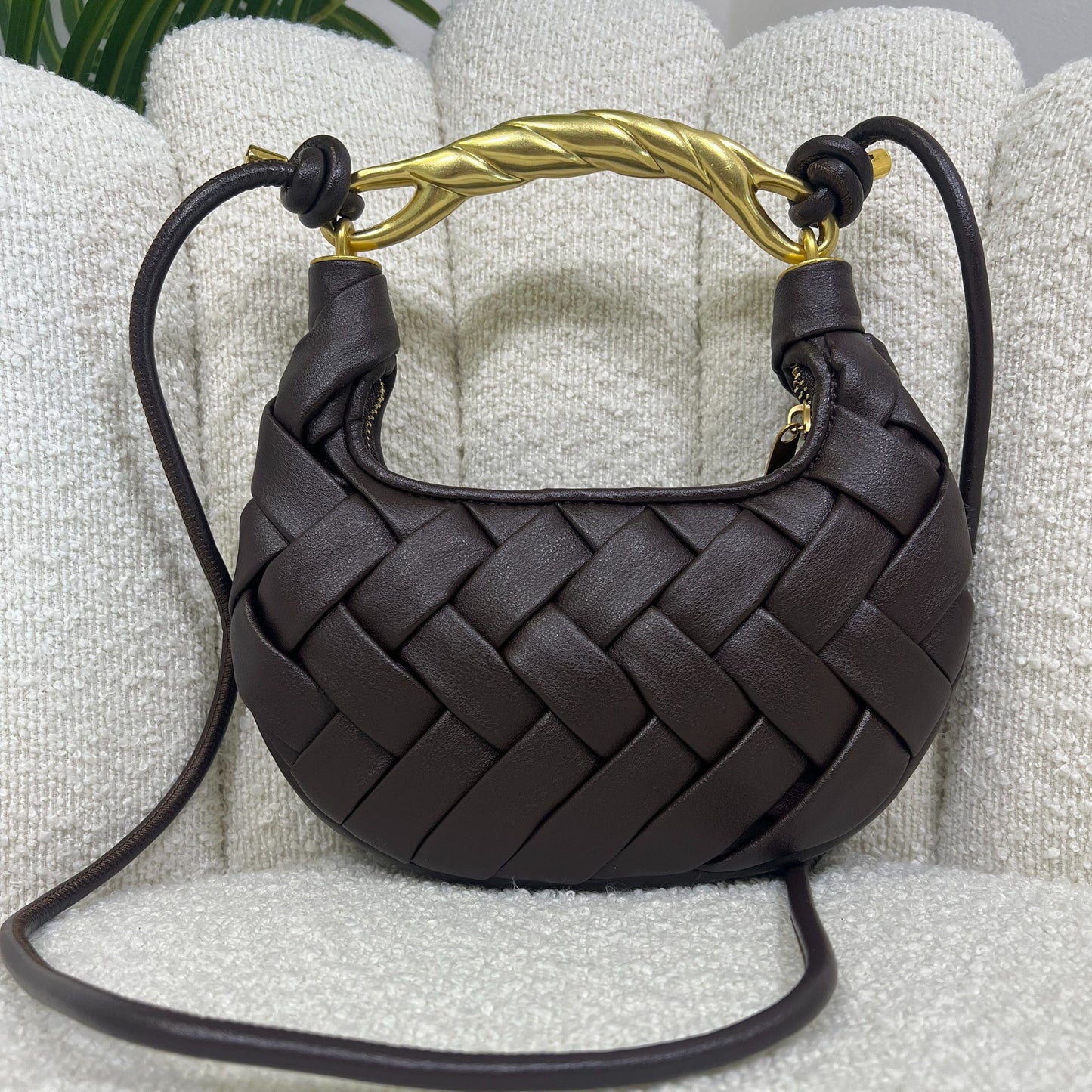Borsa cioccolato fondente in pelle con manico dorato scultoreo e intreccio artigianale