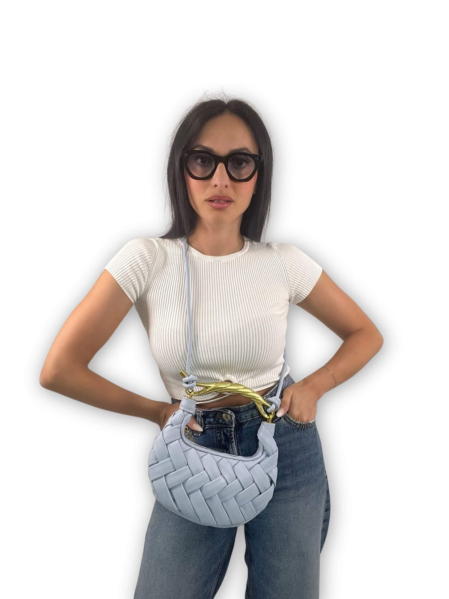Look con borsa icy blue portata a tracolla con intreccio a mano e manico scultoreo