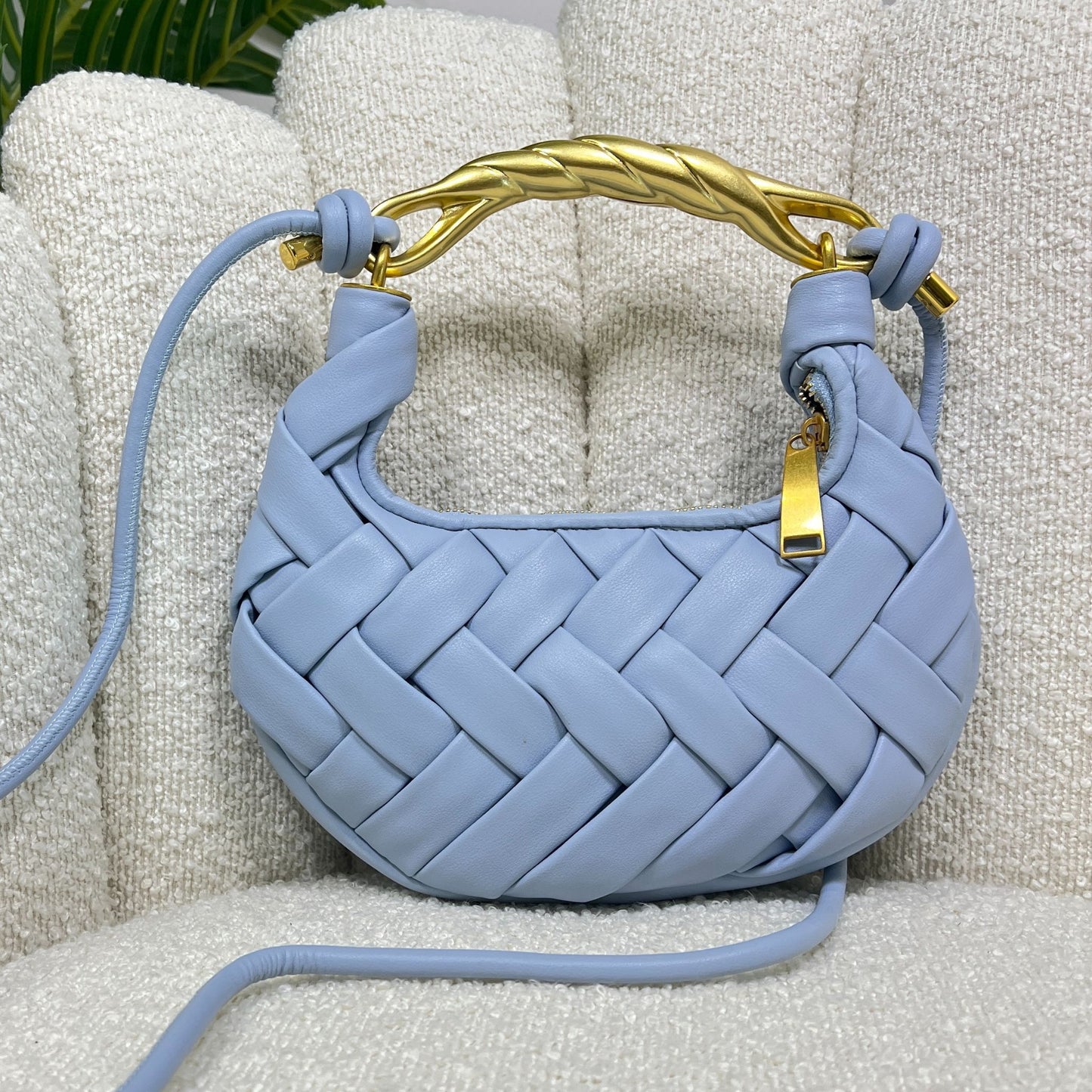 Borsa in pelle azzurro ghiaccio intrecciata a mano con manico scultoreo oro