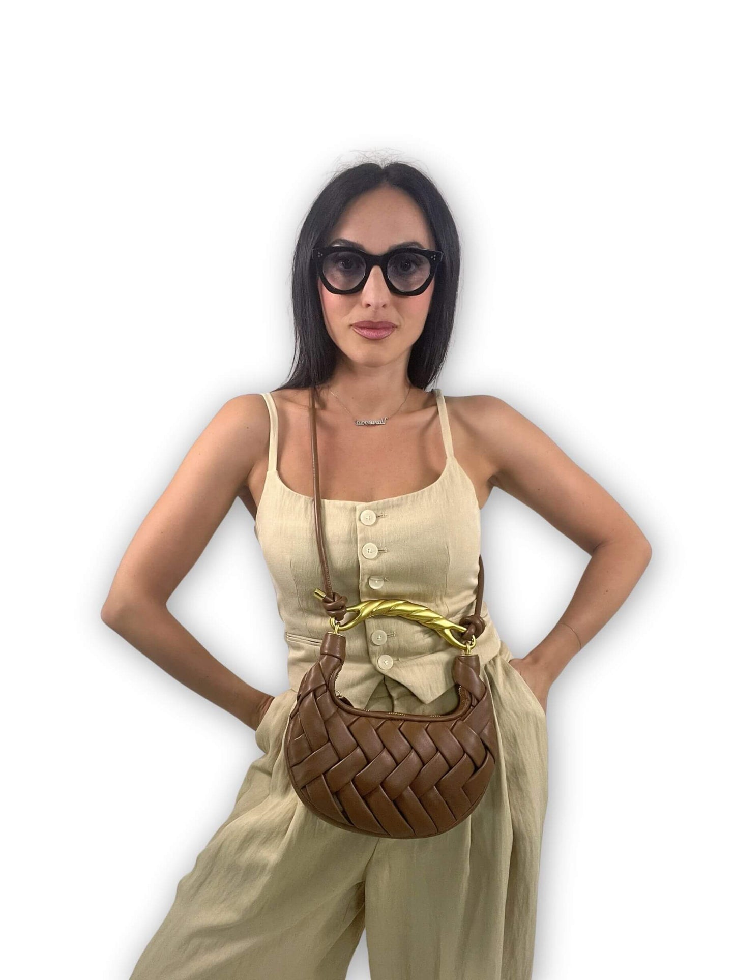 Borsa marrone indossata crossbody con intreccio a mano e manico oro – ÈCLAT