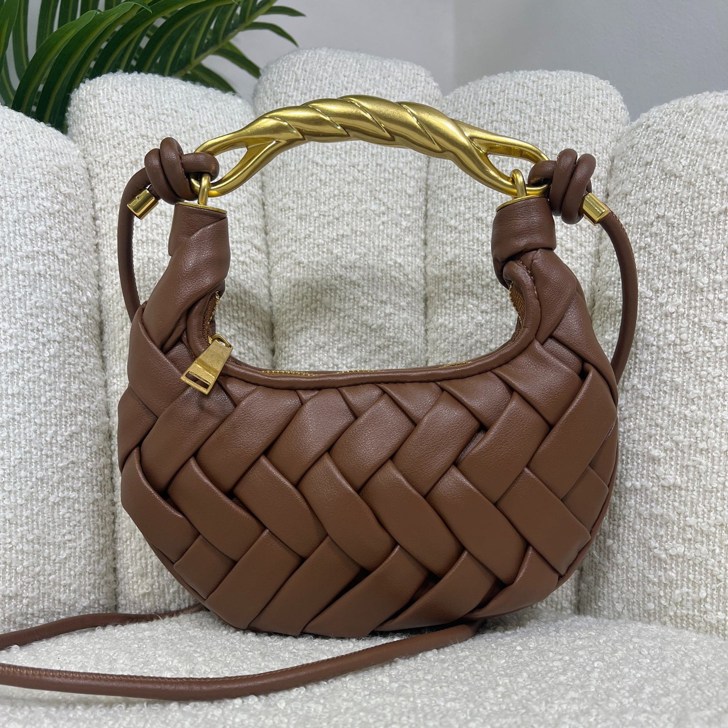 Borsa marrone intrecciata a mano in vera pelle con manico dorato scultoreo