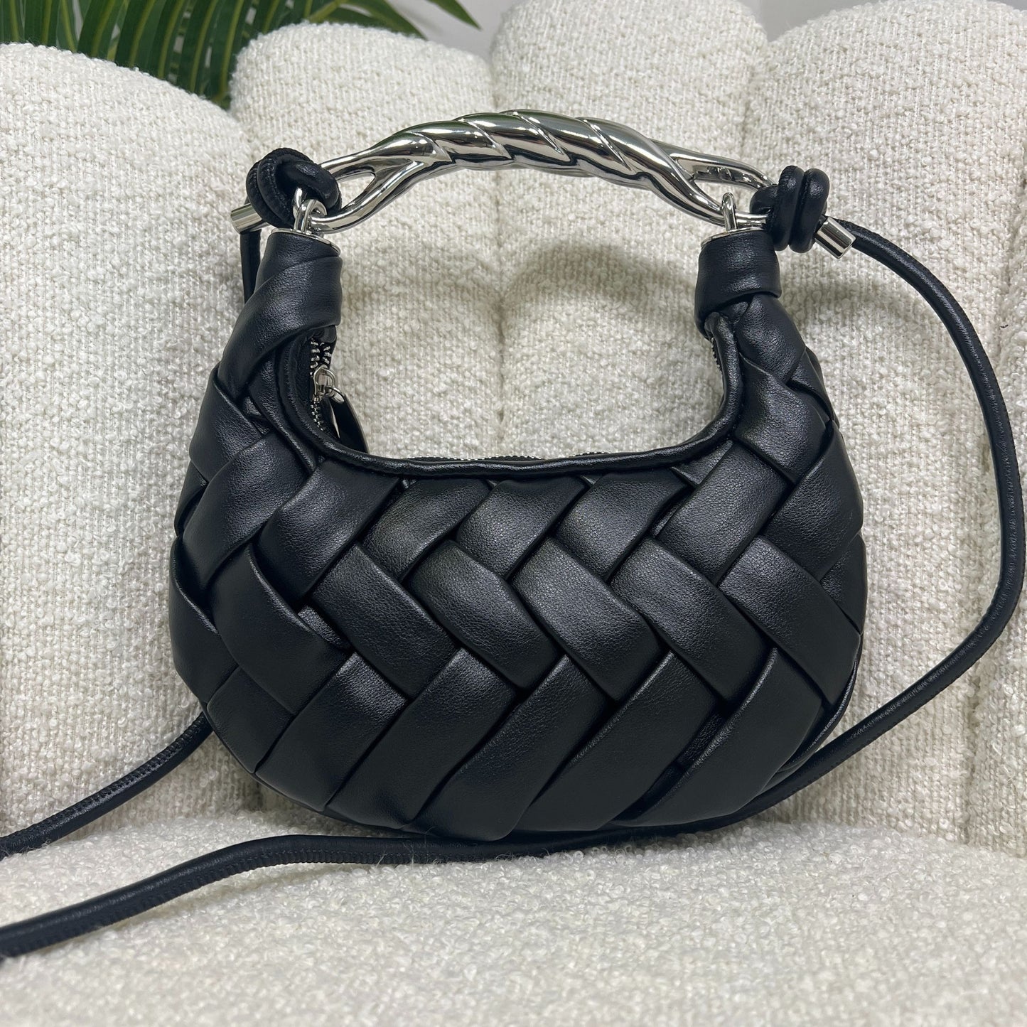 Borsa nera in vera pelle intrecciata a mano con manico argento scultoreo, ispirata a JW-PAY