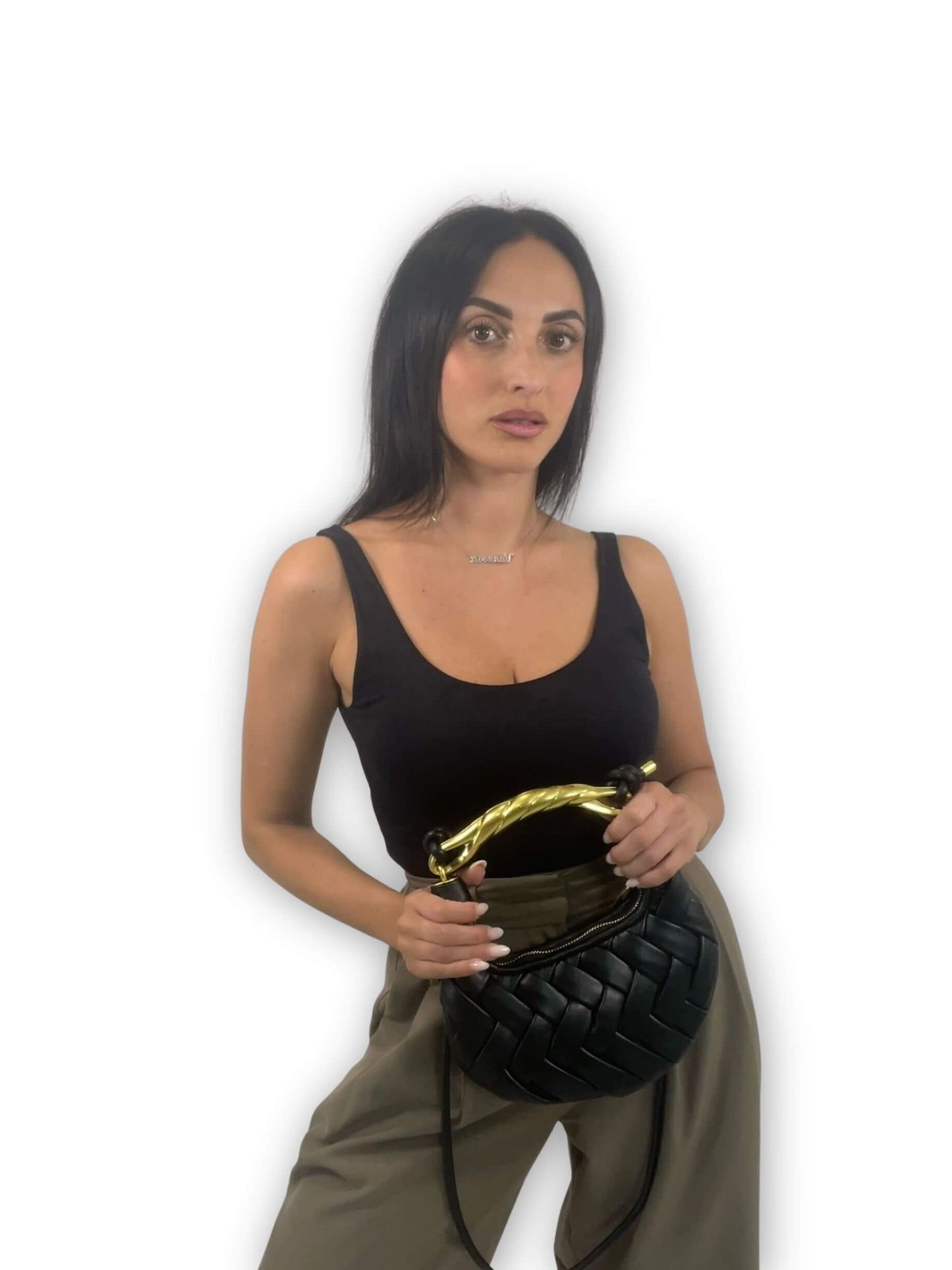 Donna indossa la borsa Daphne nera intrecciata a mano con impugnatura dorata ispirata a JW PEI