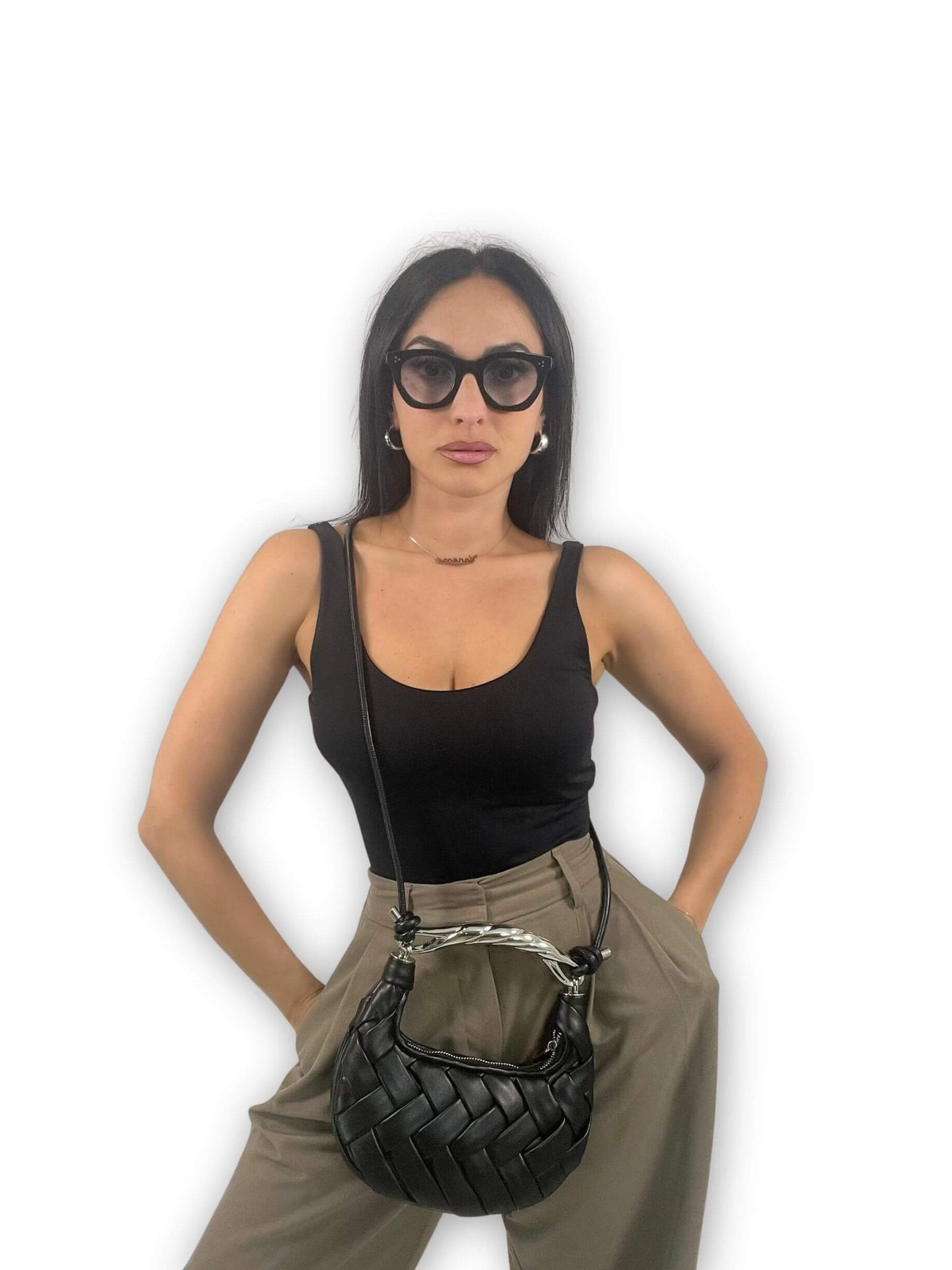 Borsa a tracolla nera con intreccio artigianale e manico argento twist