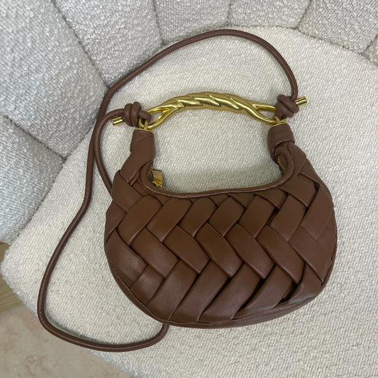 Vista dall’alto borsa marrone artigianale in pelle con manico oro a spirale