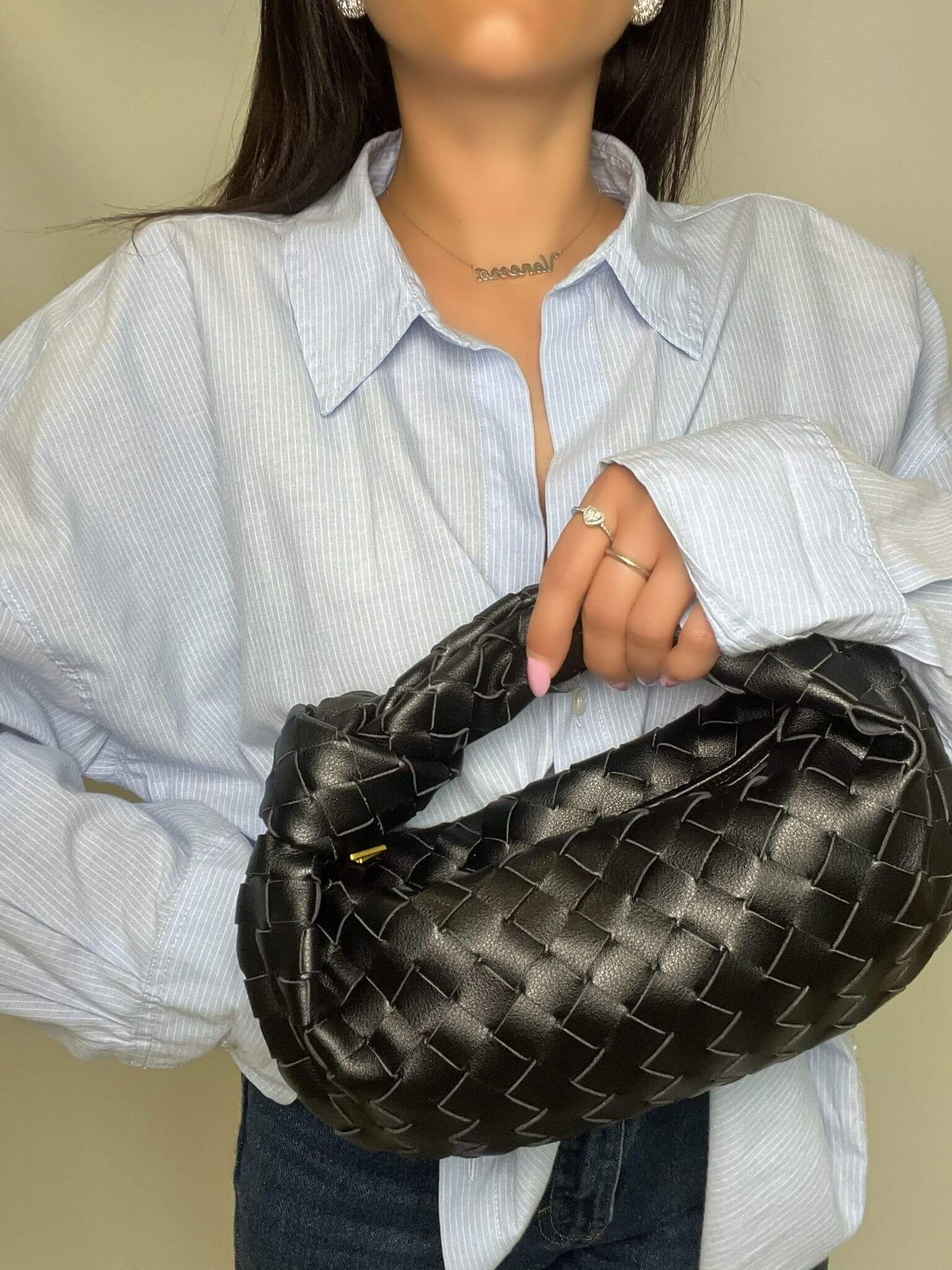 Modella con borsa Knot nera in pelle intrecciata, camicia denim e jeans – stile casual chic ÈCLAT