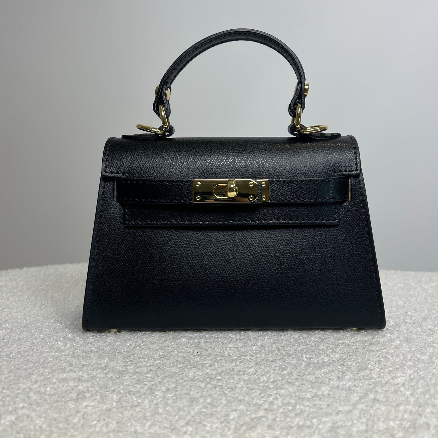 Borsa Minikate nera in pelle martellata vista frontale, ispirazione Mini Kelly Hermès