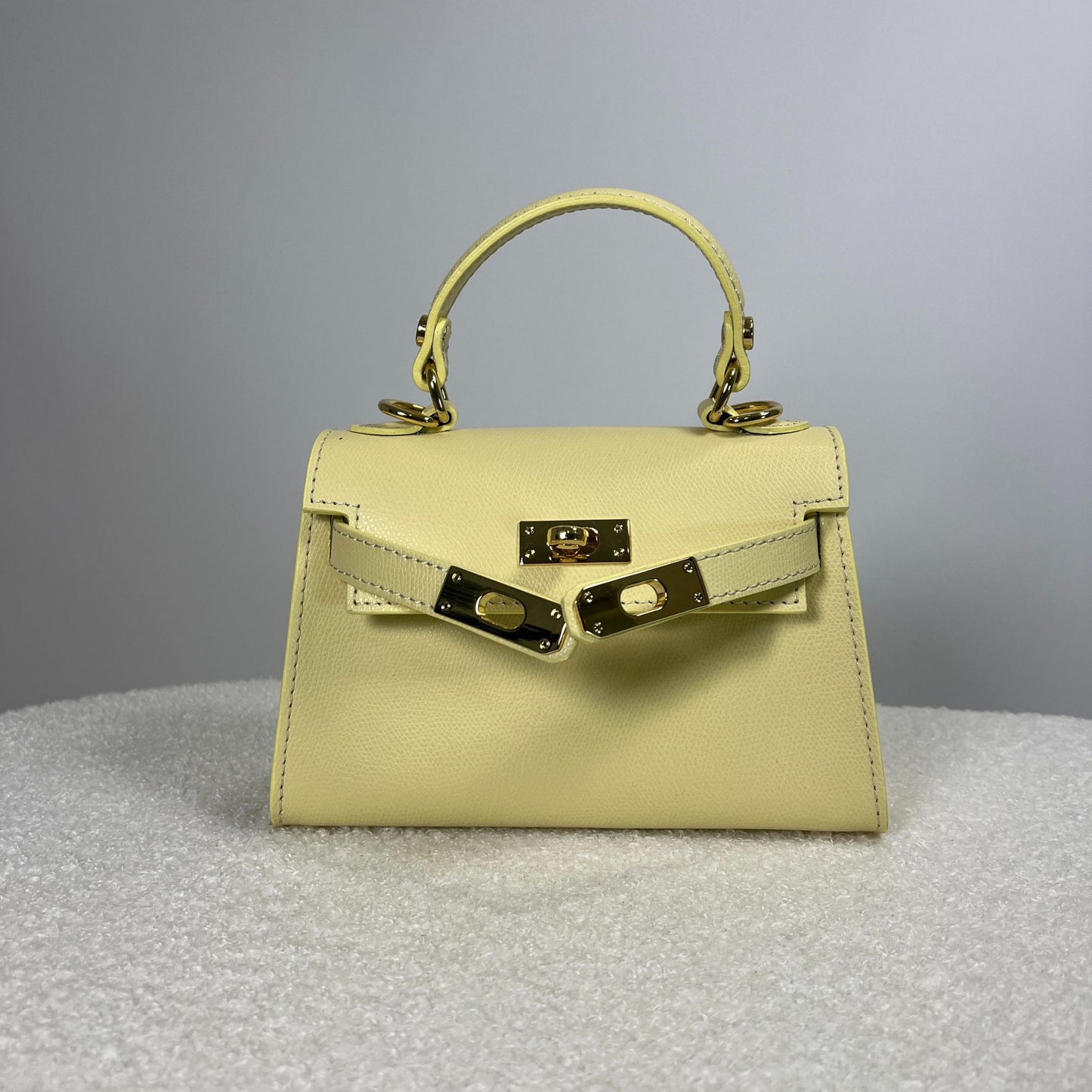 Borsa Minikate angolata in pelle Butter Yellow con dettaglio dorato e manico rigido