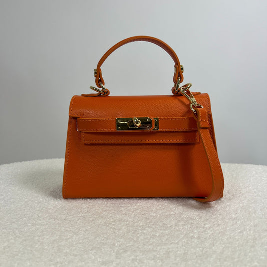 Borsa Minikate arancione papaya in pelle martellata angolata, ispirazione Mini Kelly Hermès