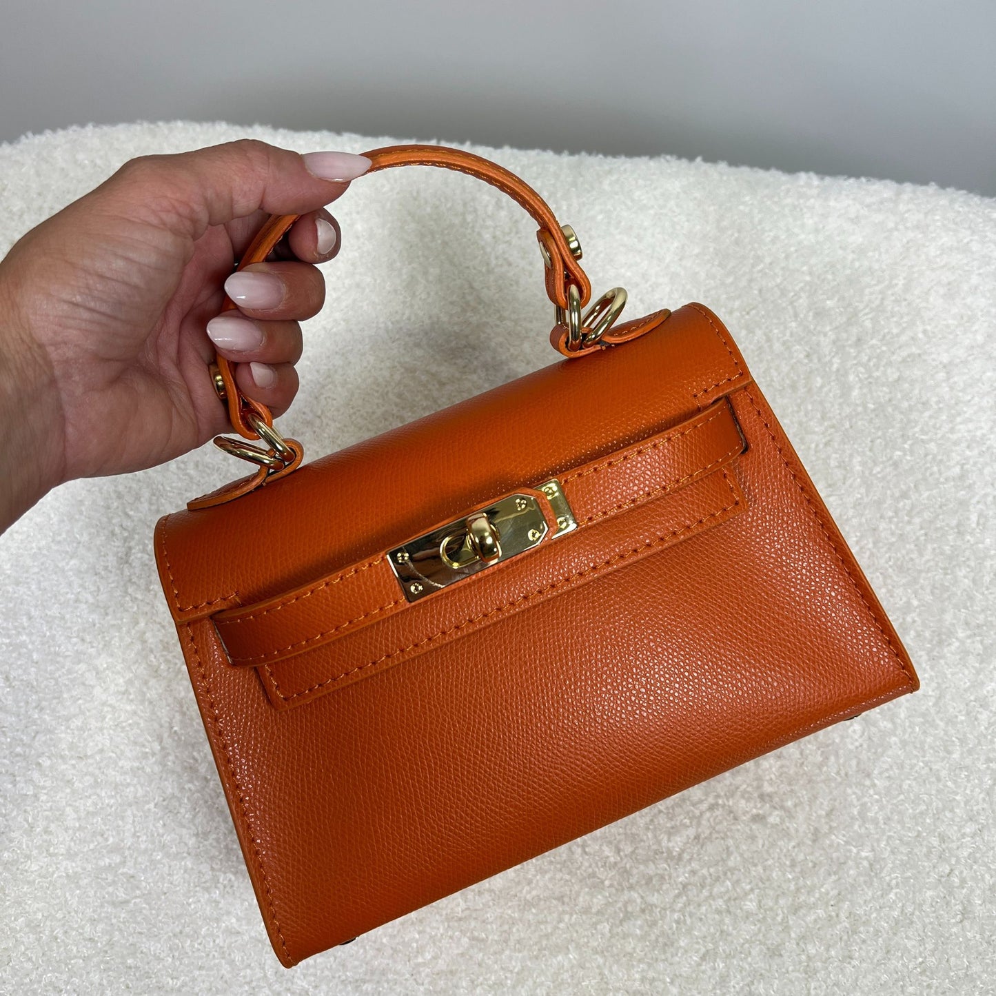 Borsa Minikate arancione papaya in pelle martellata portata a mano, ispirazione Mini Kelly Herm