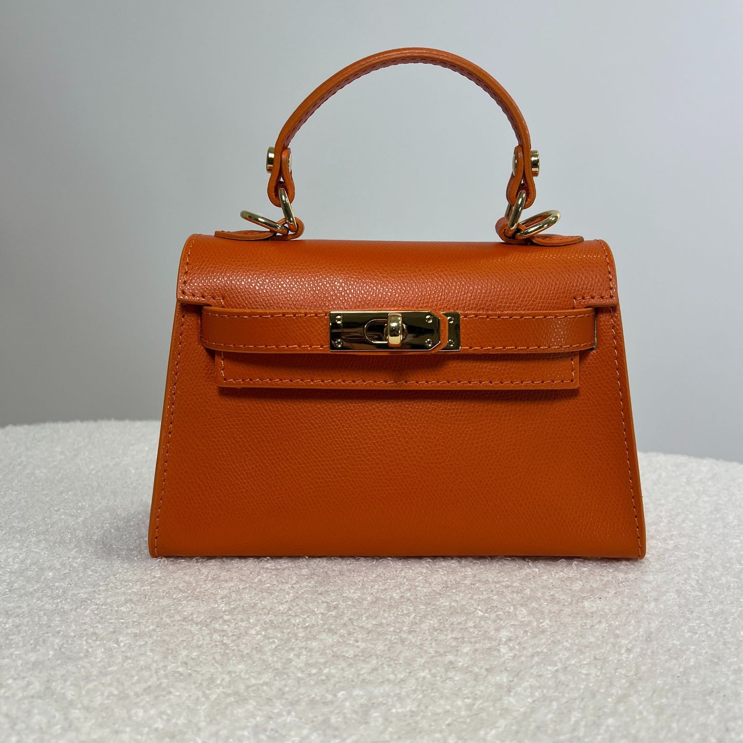 Borsa Minikate arancione papaya in pelle martellata vista frontale, ispirazione Mini Kelly Hermès