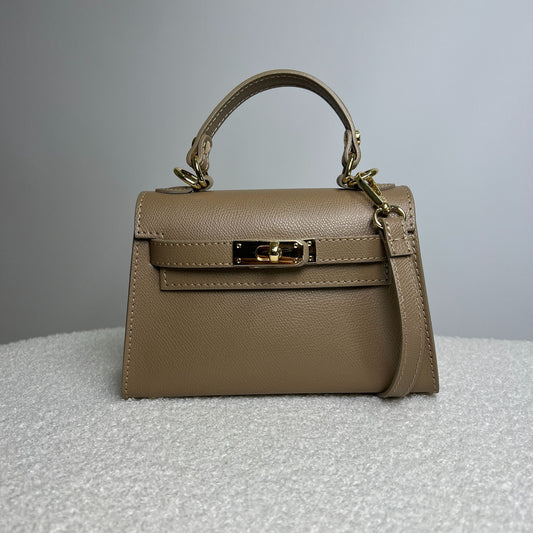 Borsa Minikate taupe in pelle martellata angolata, ispirazione Mini Kelly Hermès
