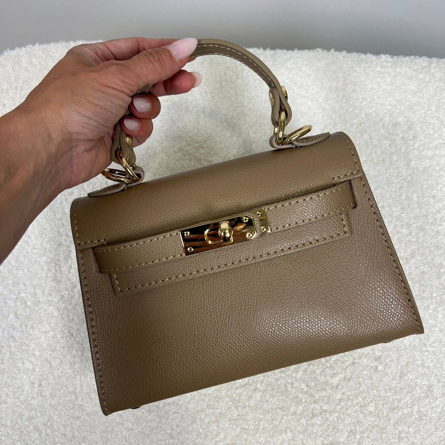 Borsa Minikate taupe in pelle martellata portata a mano, ispirazione Mini Kelly Hermès