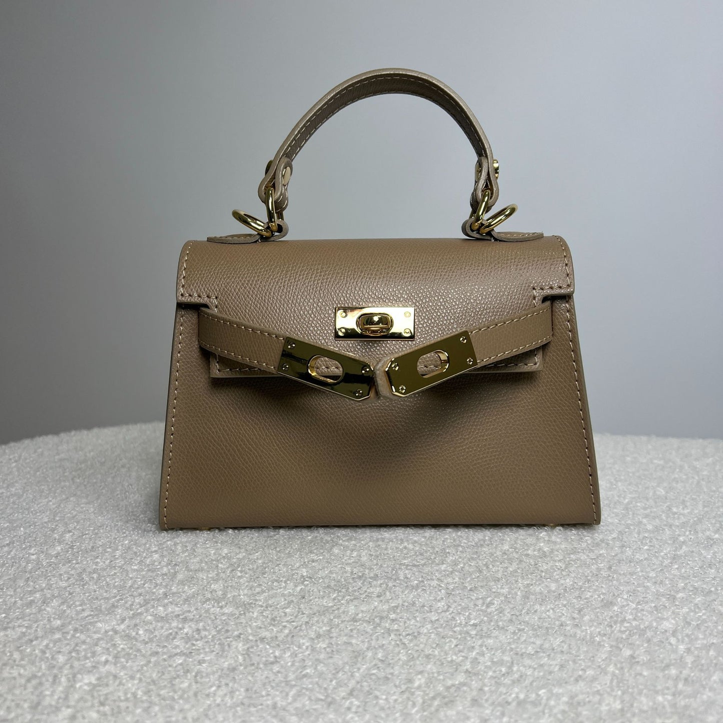 Borsa Minikate taupe in pelle martellata vista dall’alto, ispirazione Mini Kelly Hermès