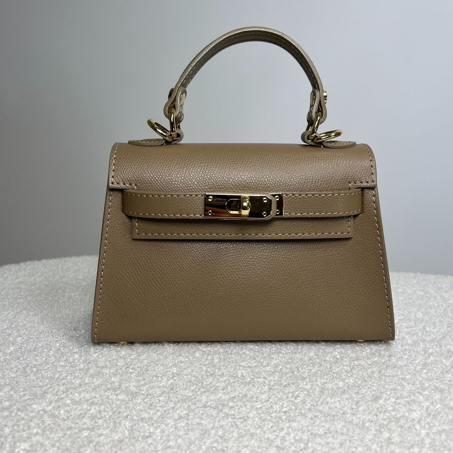 Borsa Minikate taupe in pelle martellata vista frontale, ispirazione Mini Kelly Hermès