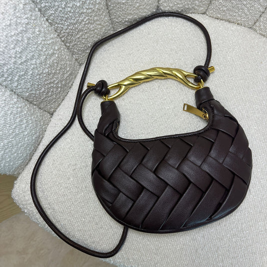 Dettaglio superiore borsa fondente intrecciata a mano in pelle con manico oro simile a jw pei