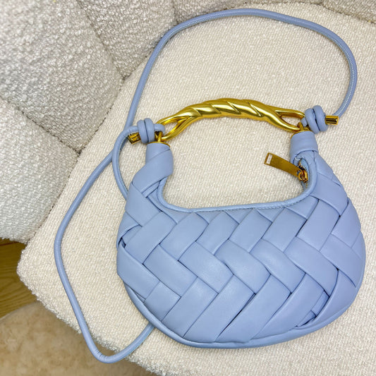 Borsa icy blue artigianale vista dall’alto con zip e manico oro intrecciato
