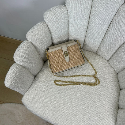 Borsa ÈCLAT Alma in rafia e pelle color beige, avorio, con catena dorata, fotografata dall’alto