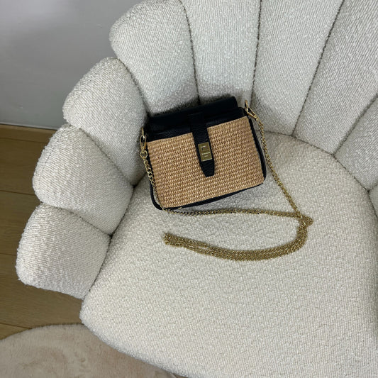 Borsa ÈCLAT Alma in rafia e pelle color nero, black con catena dorata, fotografata dall’alto