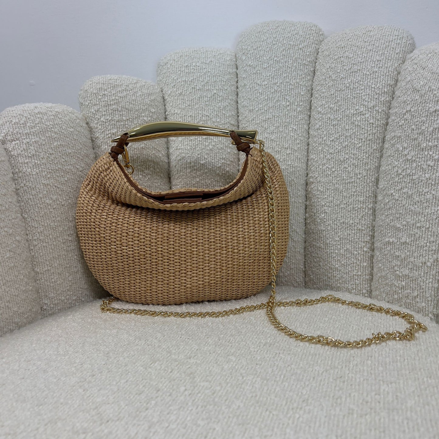 Borsa estiva in rafia naturale e pelle cognac con manico dorato e tracolla a catena, ÈCLAT