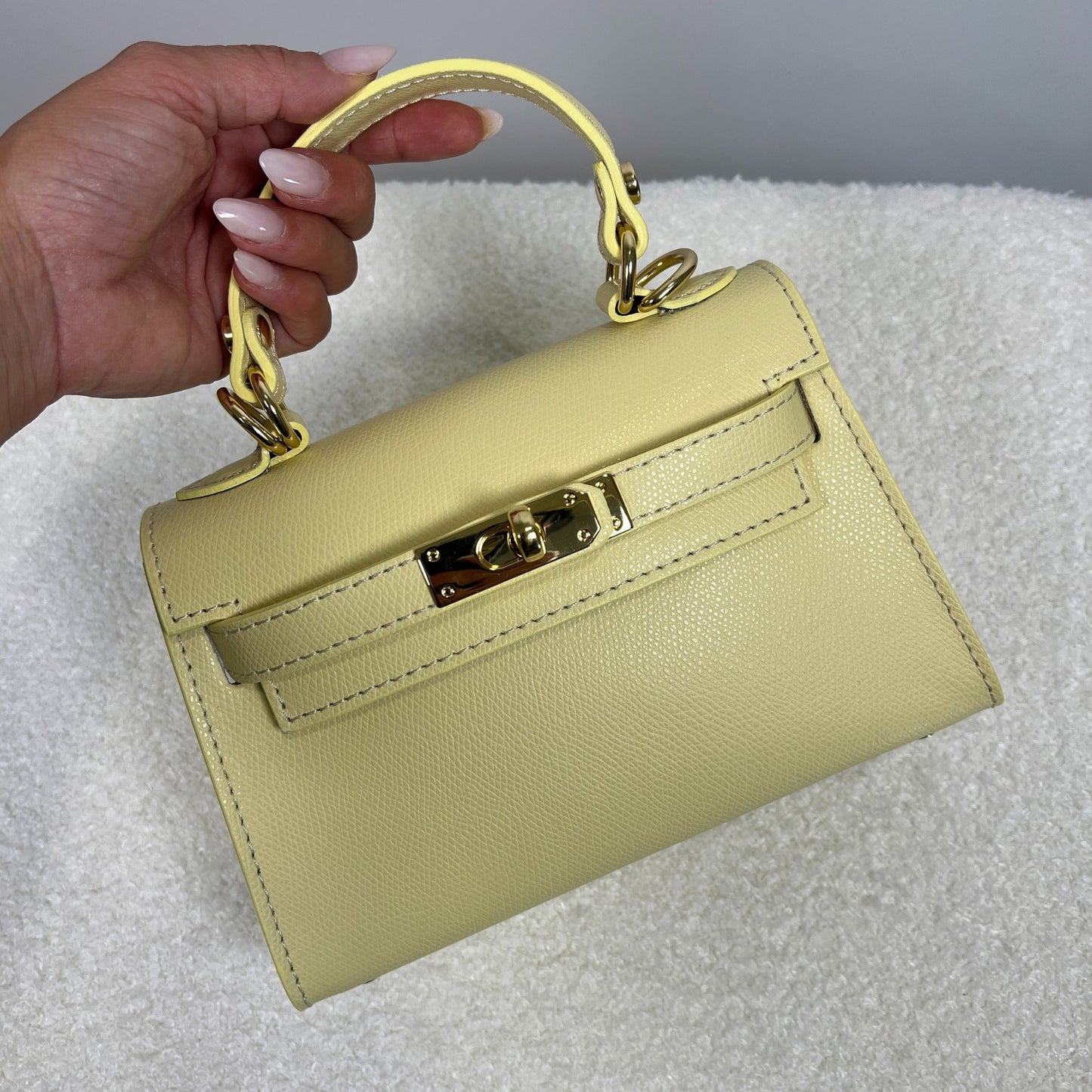 Mini-Kate in vera pelle gialla butter yellow, mini borsa elegante ispirata allo stile Kelly iconico, da portare sia a mano che tracolla – ÈCLAT Bags