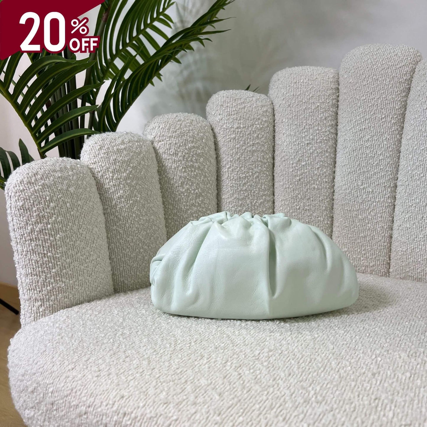 Mini pouch menta glaciale ÉCLAT Bags in stile Bottega Veneta su polotrona chiara, borsa elegante artigianale in pelle