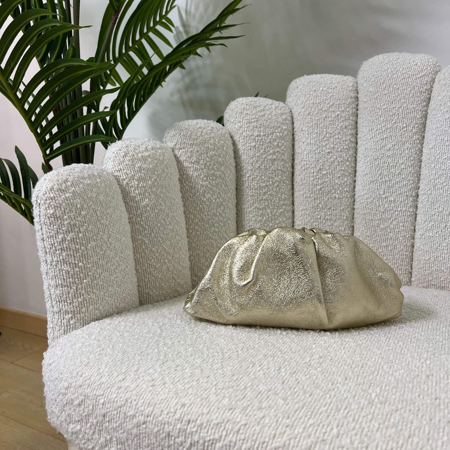 Mini pouch oro ÉCLAT Bags in stile Bottega Veneta su polotrona chiara, borsa elegante artigianale in pelle