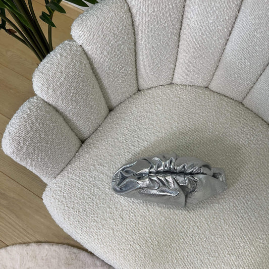 Mini pouch argento ÉCLAT Bags in pelle vista dall’alto su poltrona elegante, stile Bottega Veneta