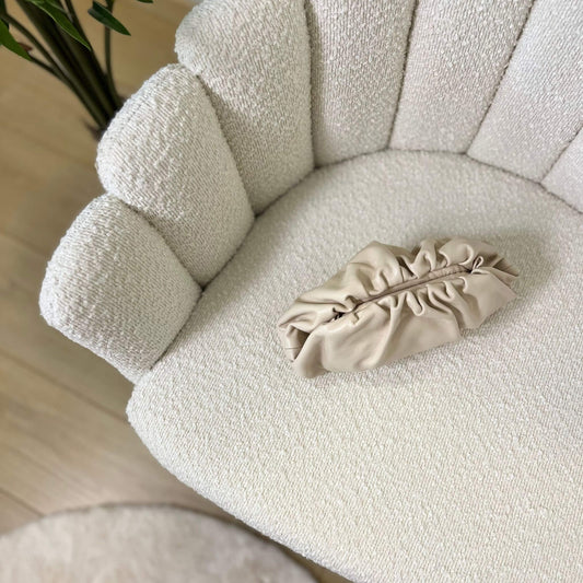 Mini pouch avorio ÉCLAT Bags in pelle vista dall’alto su poltrona elegante, stile Bottega Veneta