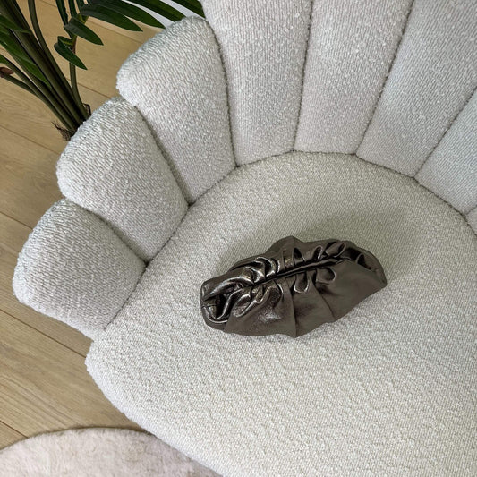 Mini pouch bronzo ÉCLAT Bags in pelle vista dall’alto su poltrona elegante, stile Bottega Veneta