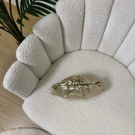 Mini pouch oro ÉCLAT Bags in pelle vista dall’alto su poltrona elegante, stile Bottega Veneta