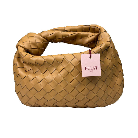 Borsa artigianale a mano color cammello intrecciata con dettaglio a nodo, modello Knot firmato ÈCLAT.