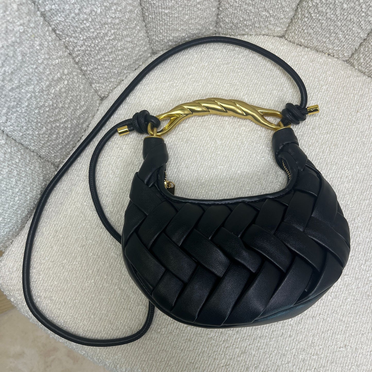Dettaglio superiore borsa Daphne nera intrecciata con manico scultoreo oro e zip – stile JW PEI