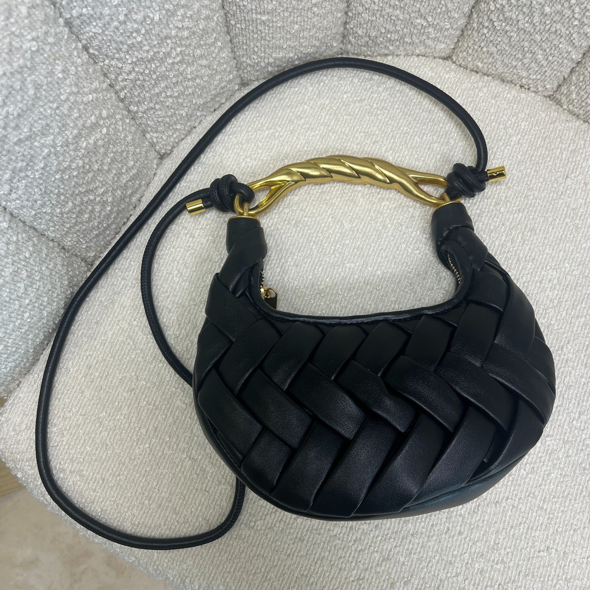 Dettaglio superiore borsa Daphne nera intrecciata con manico scultoreo oro e zip – stile JW PEI