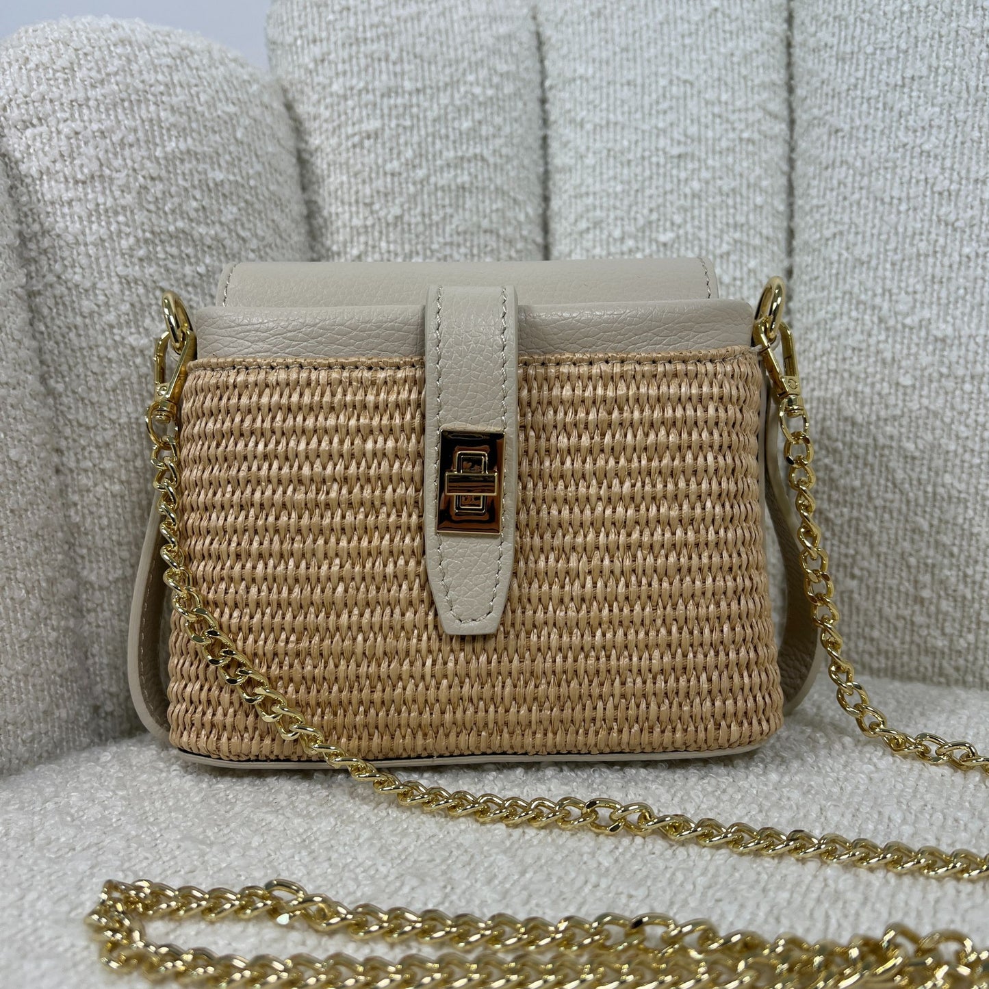 Borsa ÈCLAT Alma in rafia e pelle color beige, avorio con catena dorata, vista frontale su sfondo neutro