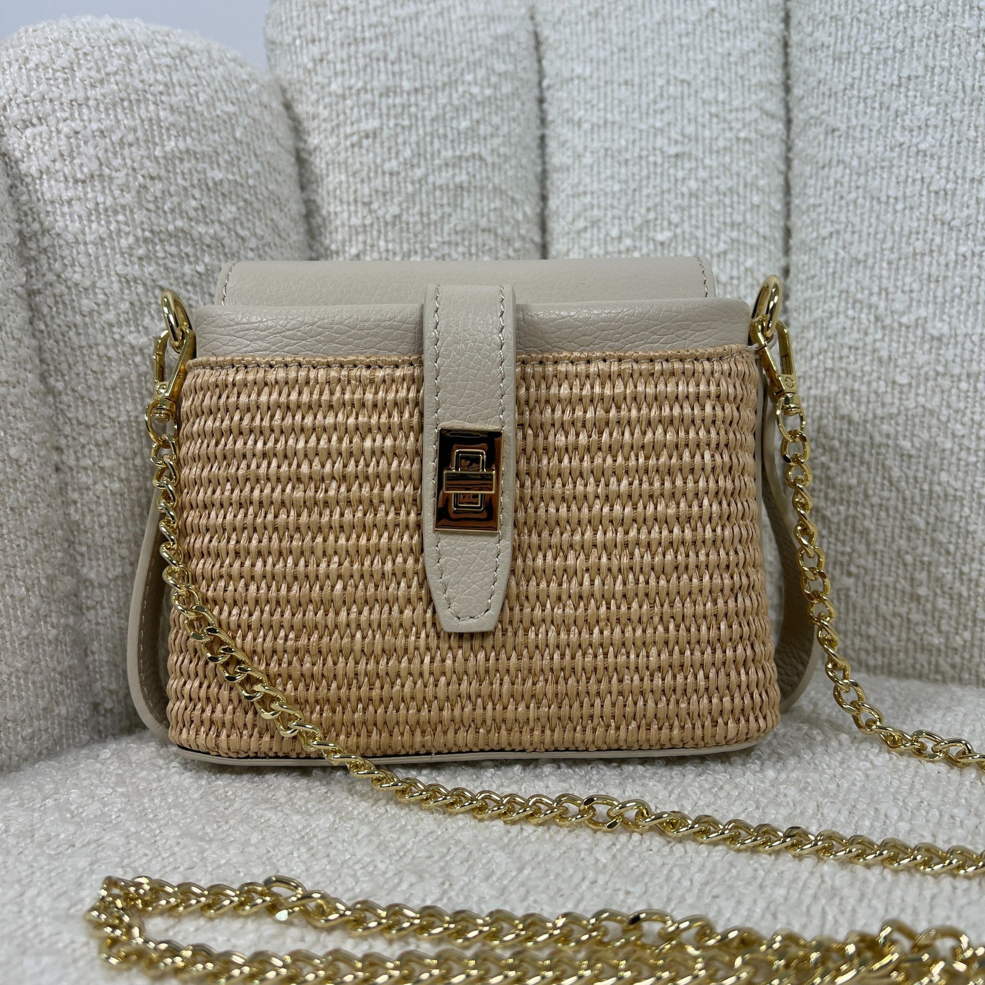 Borsa ÈCLAT Alma in rafia e pelle color beige, avorio con catena dorata, vista frontale su sfondo neutro