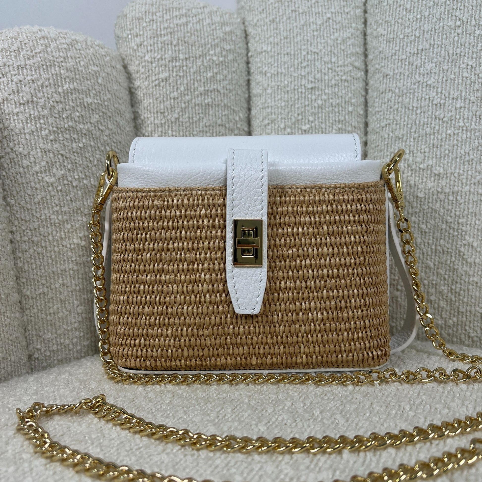 Dettaglio catena dorata della borsa Alma di colore bianco in rafia e pelle – ÈCLAT Bags
