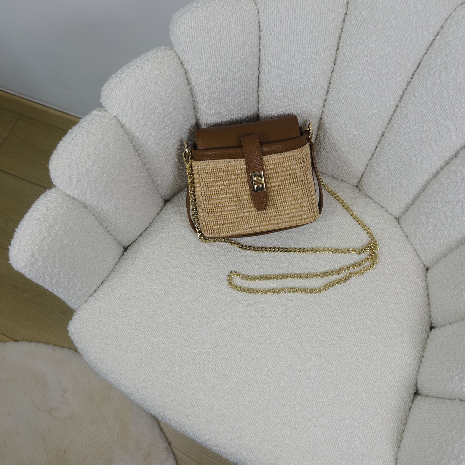 Borsa Alma laterale – dettagli in pelle cognac e intreccio in rafia
