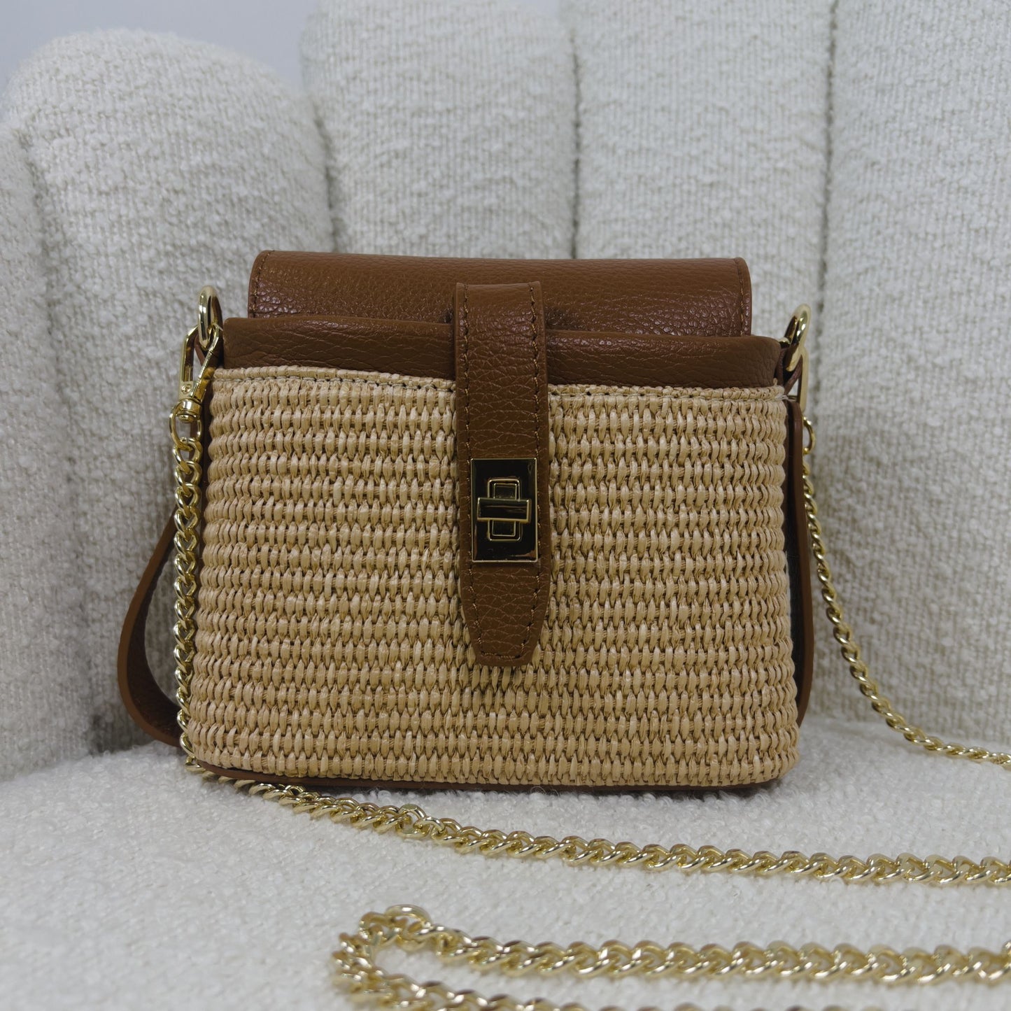 Borsa Alma in rafia e pelle color cognac con catena oro – ÈCLAT Bags
