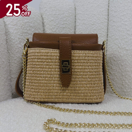 Borsa ÈCLAT Alma in rafia e pelle cognac con catena dorata, vista frontale su sfondo neutro