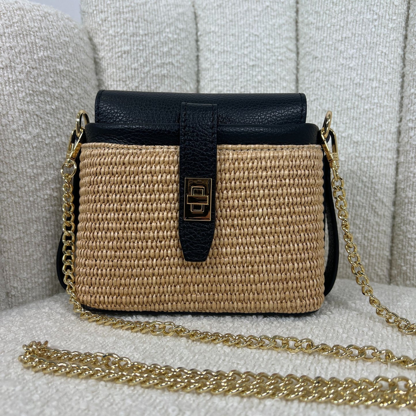 Borsa ÈCLAT Alma in rafia e pelle color nero, black con catena dorata, vista frontale su sfondo neutro