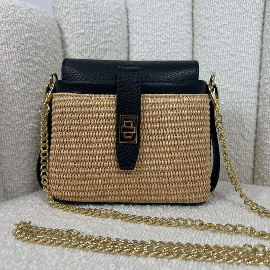 Borsa ÈCLAT Alma in rafia e pelle color nero, black con catena dorata, vista frontale su sfondo neutro